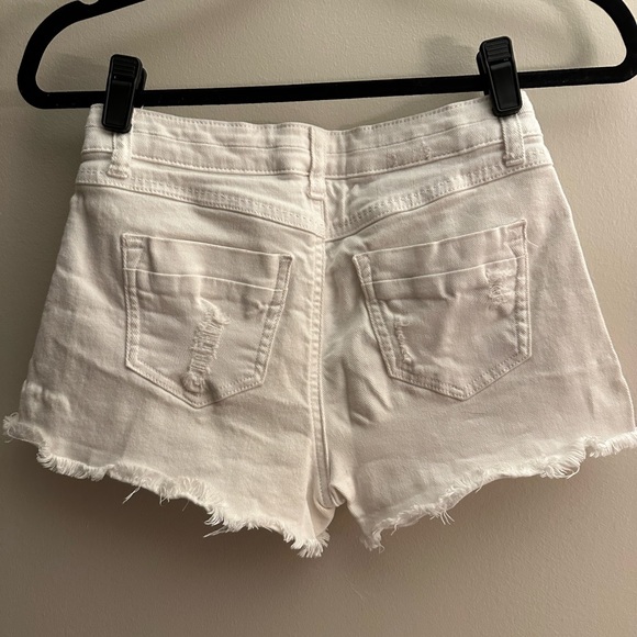 Francesca’s mid-rise white jean shorts with eyelet pockets size 26 - Picture 2 of 4